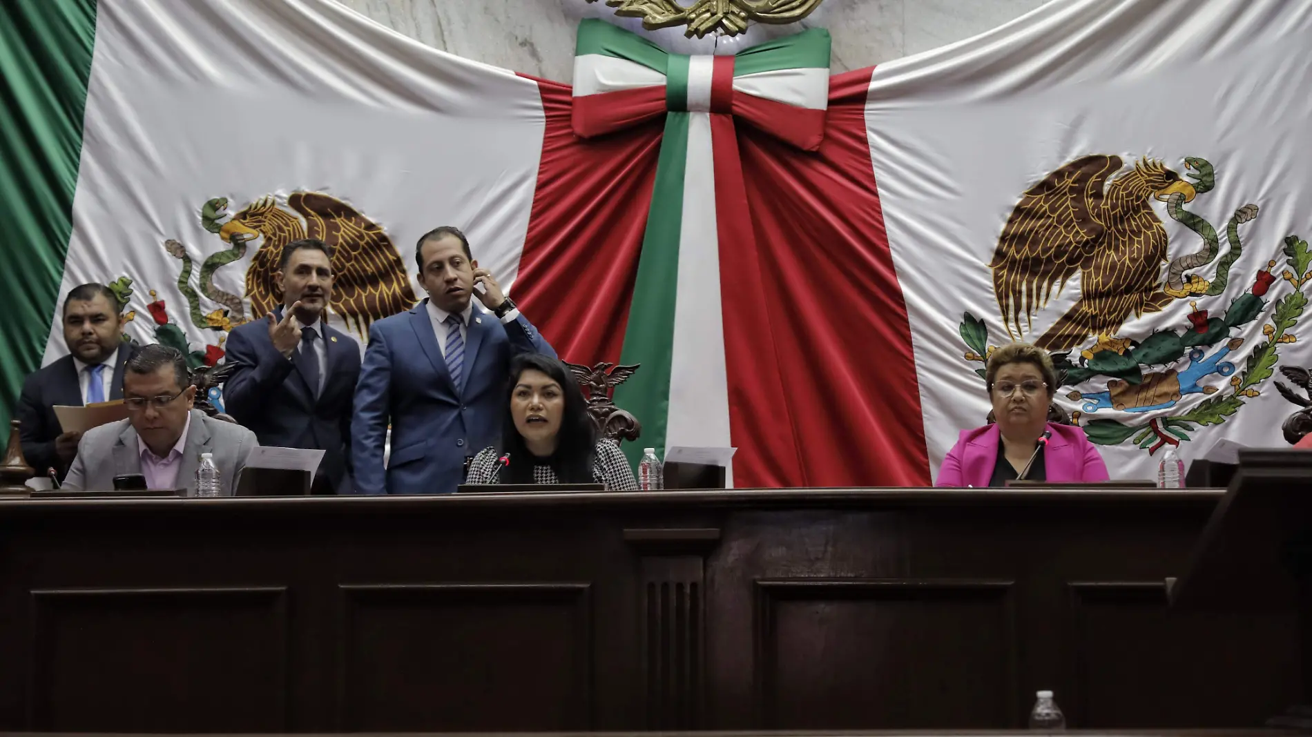 Abogados en el Congreso del Estado presentando iniciativa